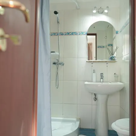 Victoria Avenue Apartment *