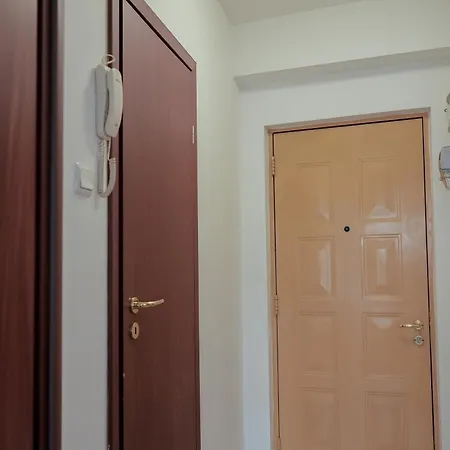 Victoria Avenue Apartment *